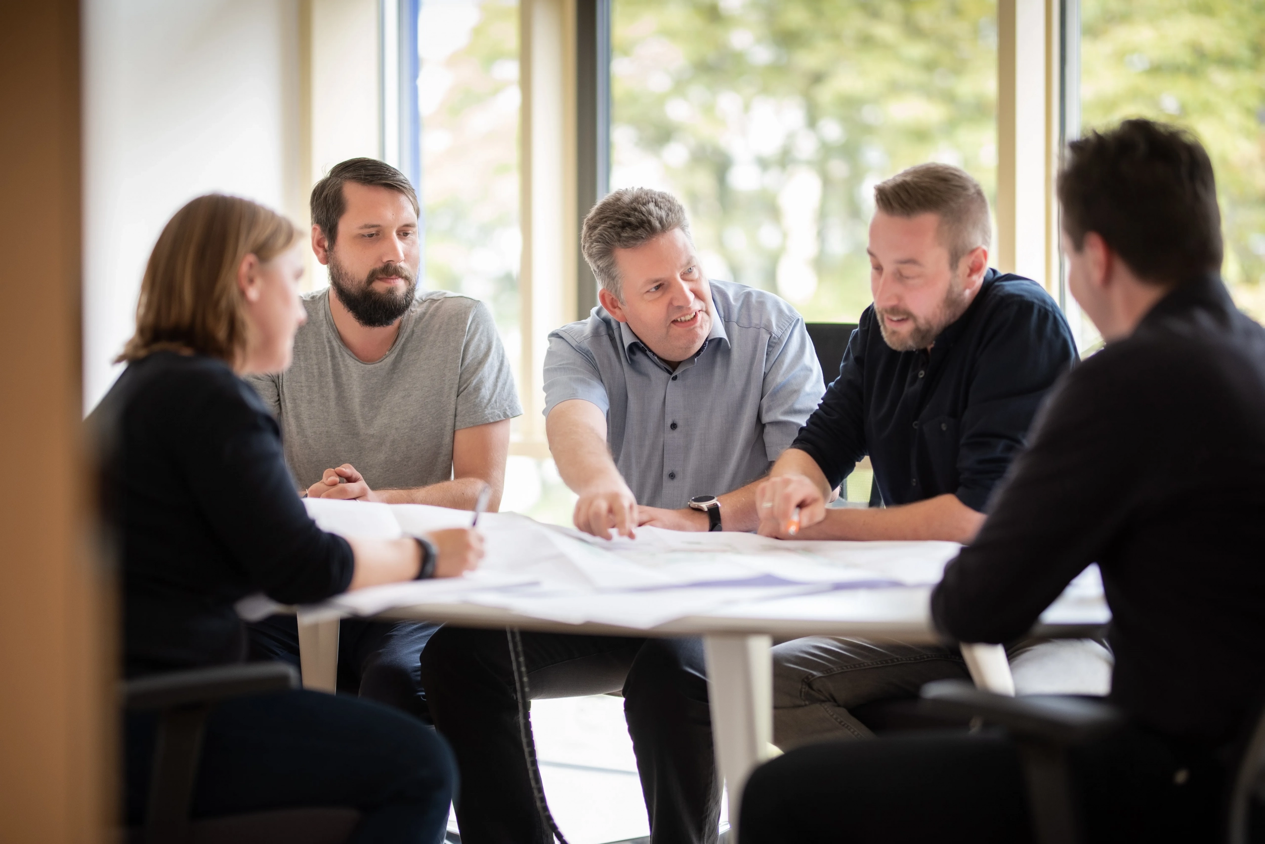 Brandwerk-Mitarbeiter im Gespräch