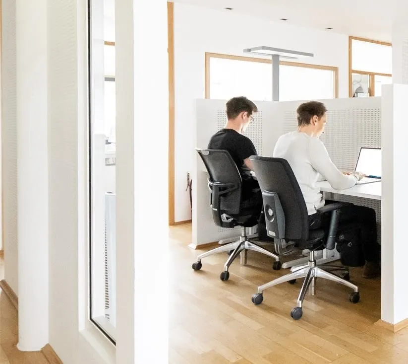 Mitarbeiter am Schreibtisch