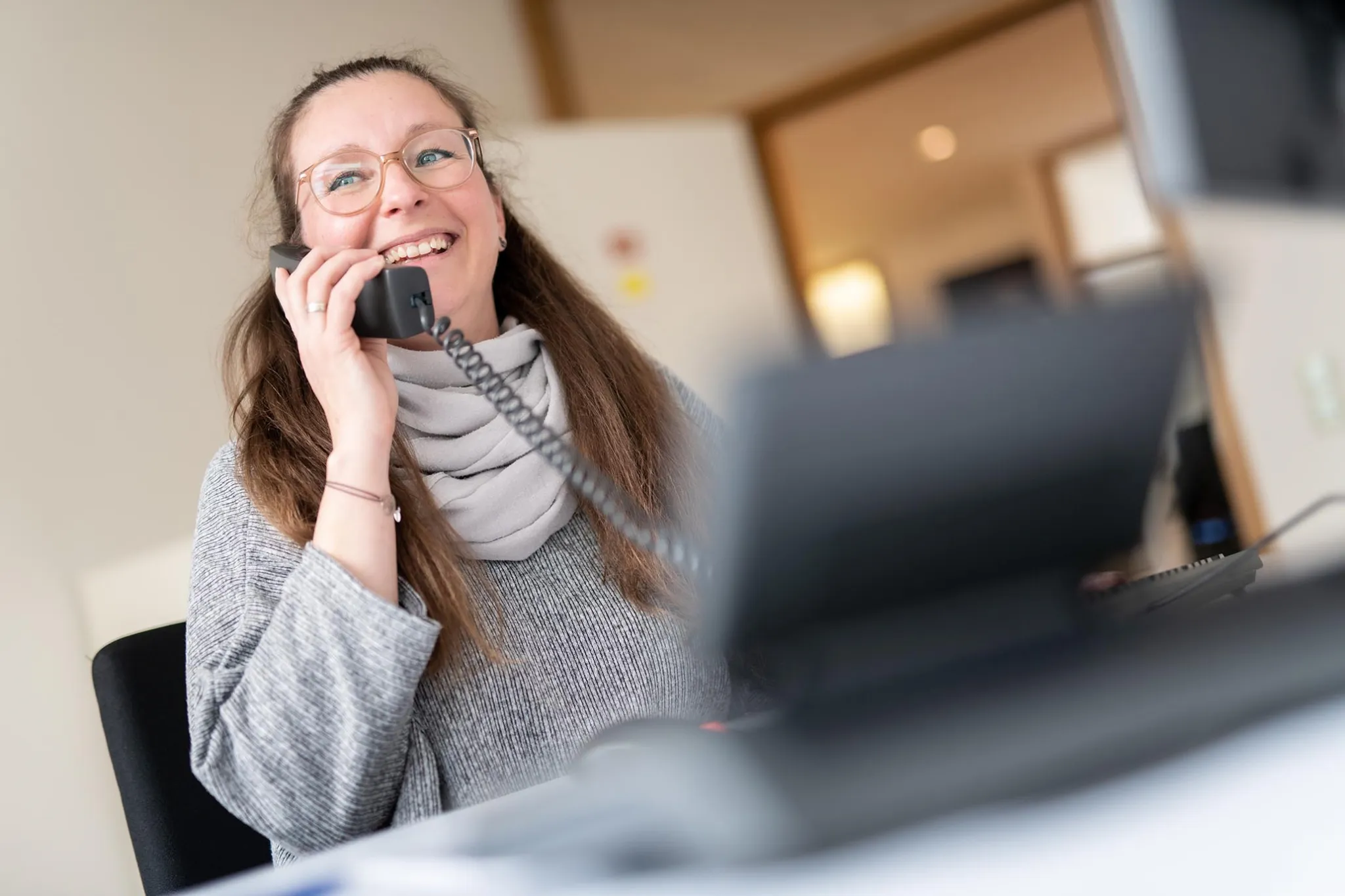 brandwerk_mitarbeiter_kontakt Mitarbeiterin am Telefon