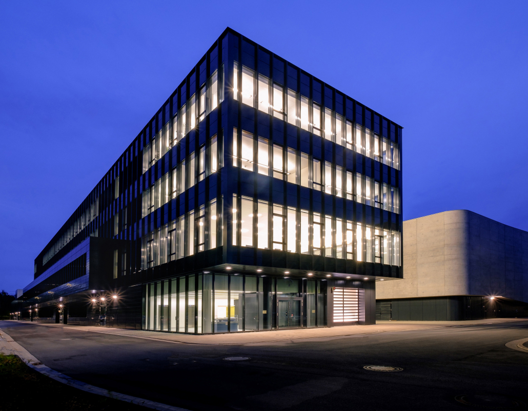 Außensicht Effizienz Zentrum mit Windkanal von Volkswagen in Wolfsburg