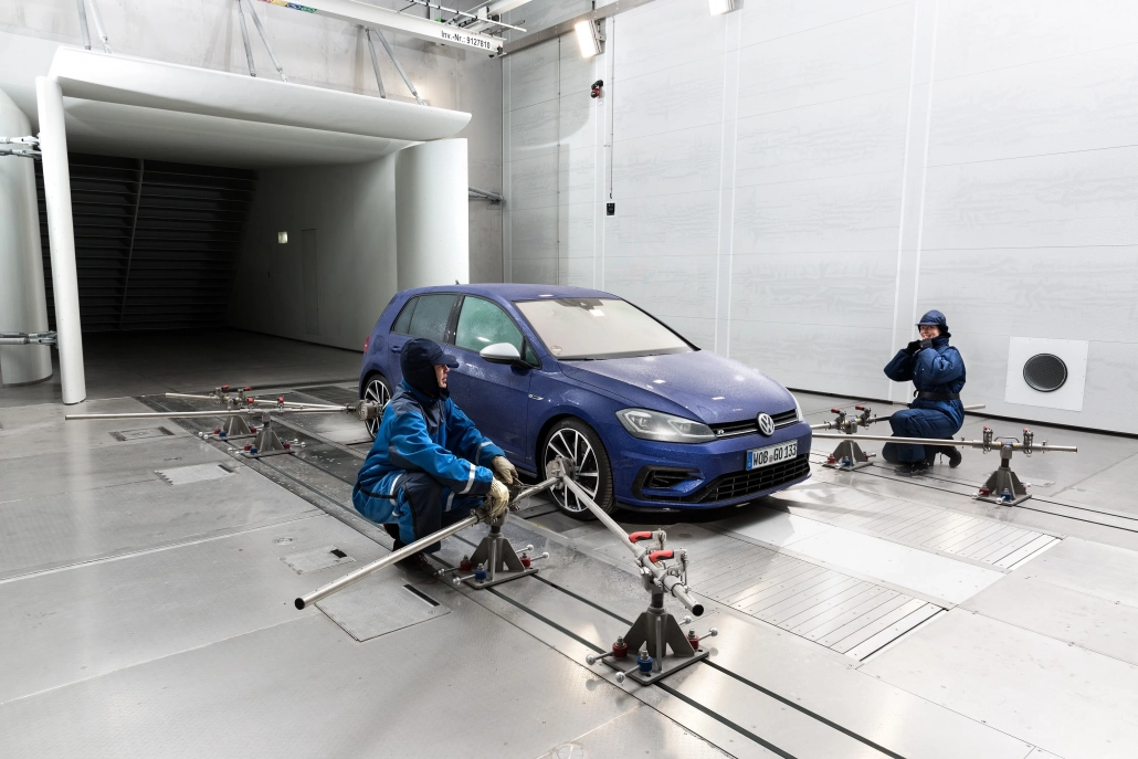 Volkswagen-Auto im Windkanal des Effizienz Zentrum in Wolfsburg